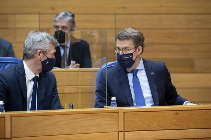Archivo - Feijóo conversa con Alfonso Rueda en el Parlamento.