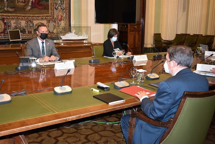 El consejero de Desarrollo Rural, Ganadería, Pesca, Alimentación y Medio Ambiente de Cantabria, Guillermo Blanco, mantiene un encuentro bilateral con el ministro de Agricultura, Pesca y Alimentación, Luis Planas