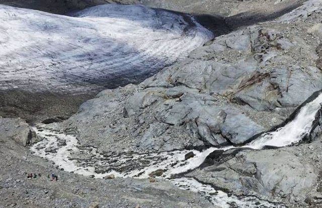 Derretimiento rápido de glaciares: una corriente de agua de deshielo rugiente conecta los glaciares Morteratsch y Pers (r.), Engadina, Suiza. Hace unos años, los glaciares estaban conectados por hielo.
