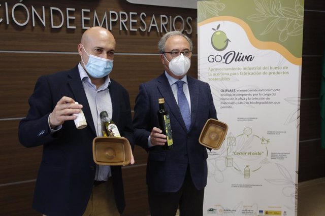 Caballero y Díaz muestran bandejas hechas con el nuevo bioplástico, a base de huesos de aceituna.