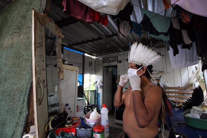 Archivo - 10 May 2020, Brazil, Manaos: A man from an indigenous Satere-Mawe family wears a face mask to prevent infection with coronavirus. Photo: Lucas Silva/dpa