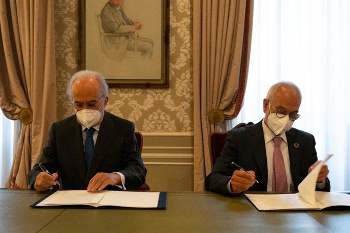 El director de la RAE y vicepresidente de la Fundación pro-RAE, Santiago Muñoz Machado (izquierda), y el presidente de la AEF, Javier Nadal (derecha), en la firma del convenio
