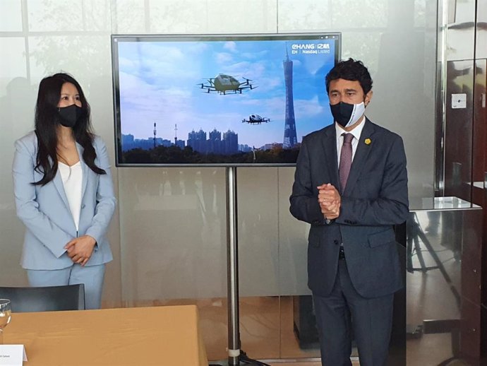 Victoria Jing, CEO de la compañía EHang, junto al conseller de Territorio y Sostenibilidad de la Generalitat, Dami Calvet