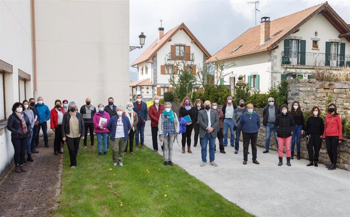 El vicepresidente José M Aierdi junto al director general, Rubén Goñi, y autoridades locales en Burguete