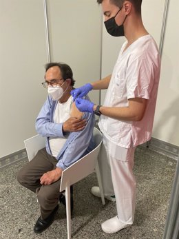 El conseller de Hacienda, Vicent Soler, recibe la vacuna del coronavirus