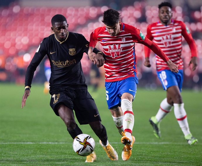 Archivo - Ousmane Dembele of Barcelona and Carlos Neva of Granada during the Copa del Rey Quarter-Final match between Granada FC and FC Barcelona at Nuevos los Carmenes Stadium on February 03, 2021 in Granada, Spain.