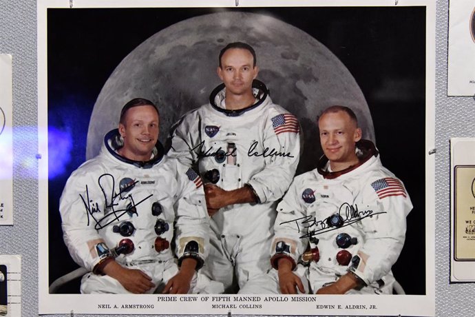 Archivo - 17 July 2019, Australia, Sydney: A photo of American astronauts Neil Armstrong, Michael Collins and Edwin Aldrin Jr is seen at the Apollo 11 Exhibition at the Powerhouse Museum. Showcasing over 200 objects, Apollo 11 commemorates the 50th anni