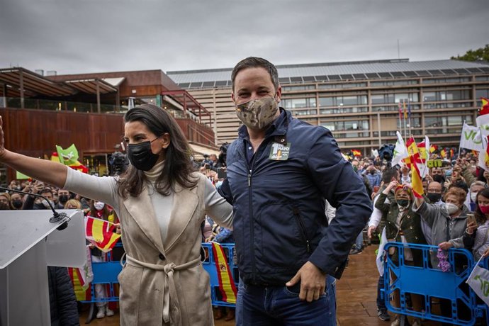 El presidente de Vox, Santiago Abascal, y la candidata del partido a la Presidencia de la Comunidad de Madrid, Rocío Monasterio, durante un acto electoral.