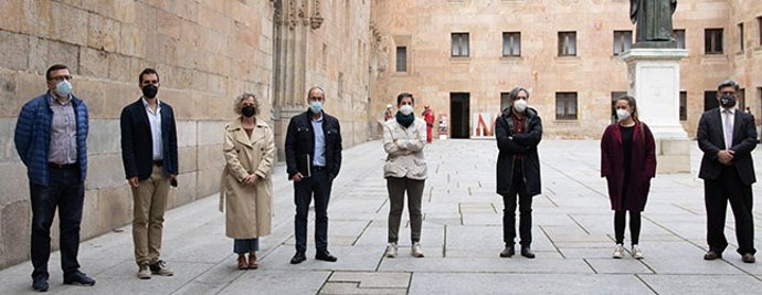 Representantes de la USAL en el minuto de silencio en recuerdo de los periodistas asesinados en Burkina Faso.