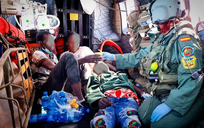 Supervivientes a bordo del helicóptero del SAR