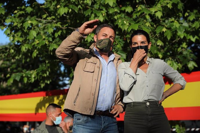 El líder de la formación, Santiago Abascal ,y la candidata de Vox a la Presidencia de la Comunidad de Madrid, Rocío Monasterio, en un acto de campaña del partido en el Parque de Abastos de Aranjuez.