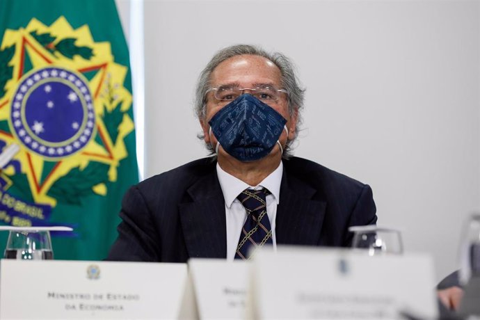 Archivo - El ministro de Economía de Brasil, Paulo Guedes, con mascarilla
