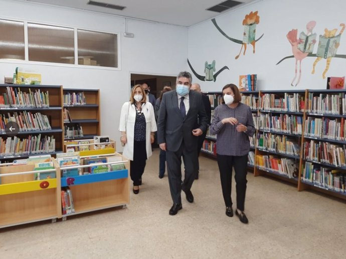 El ministro de Cultura, José Manuel Rodrígues Uribes, visita la biblioteca Azorín de Alicante