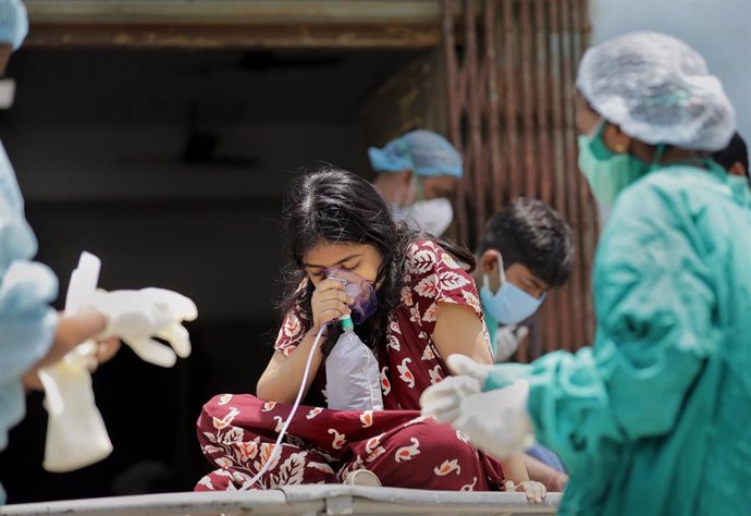 Una nena rep oxigen en l'Índia durant la pandmia de la Covid.