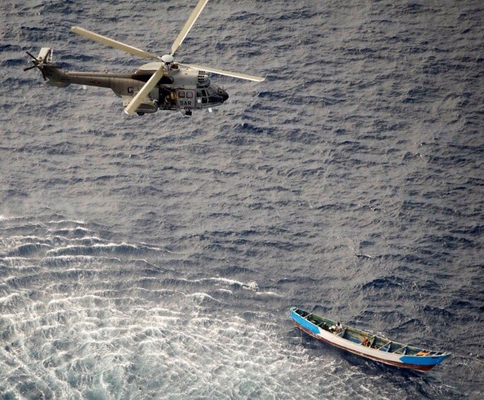 El helicóptero del SAR de Ejército del Aire procede al rescate de los únicos supervivientes del cayuco.