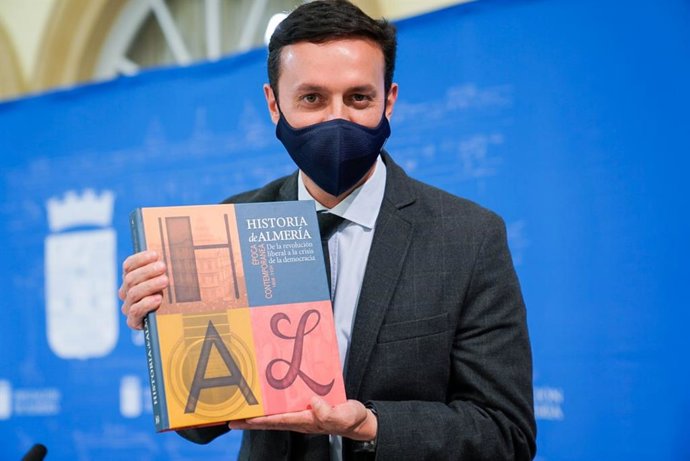 El presidente de la Diputación, Javier Aureliano García, presenta el cuarto tomo de la colección 'Historia de Almería'