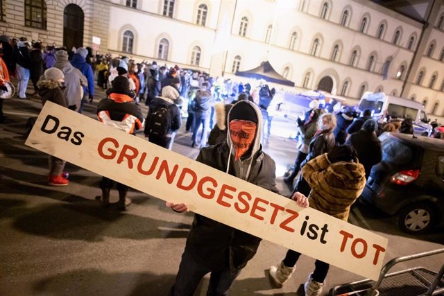 Archivo - Protesta del movimiento negacionista alemán 'Querdenken', en Múnich.