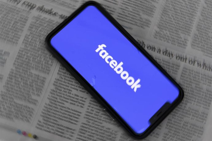 Archivo - An illustration image shows a phone screen with the Facebook logo seen at Parliament House in Canberra, Thursday, February 18, 2021. 