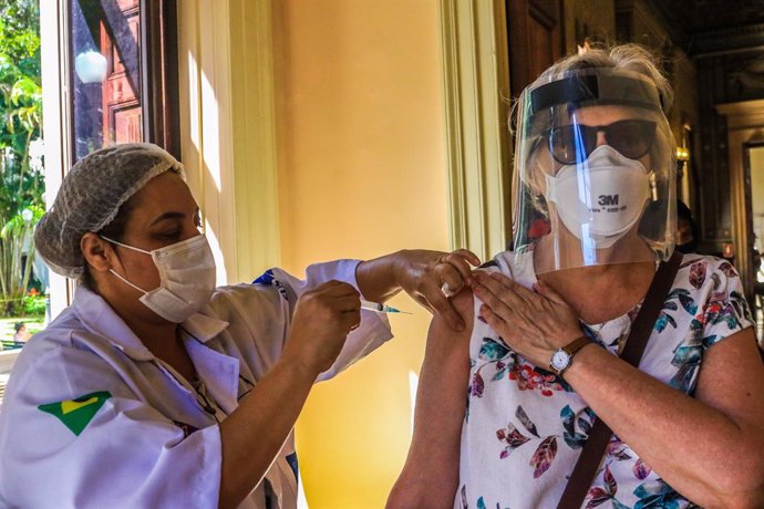 01 April 2021, Brazil, Rio De Janeiro: A woman receives the Butantan vaccine at the Museu da Replica, in the Catete neighborhood, during a vaccination campaign against the Coronavirus (Covid-19). Photo: Ellan Lustosa/ZUMA Wire/dpa