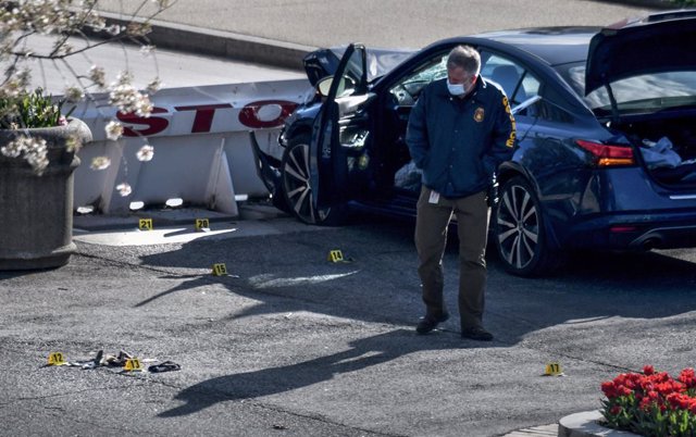 FILED - 02 April 2021, US, Washington: A police officer work at the scene, where one officer was killed, a second injured, after a man drove his car into them at the heavily guarded northern entrance to the US Capitol. Photo: Carol Guzy/ZUMA Wire/dpa