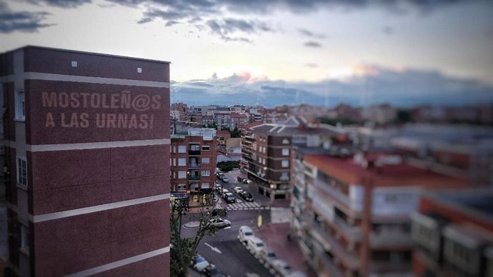 Proyecciones lumíninas gigantes, iniciativa de #Defiéndete4M, llaman al voto del sur con lemas como 'Si votas se van' o 'Mostoleñ@s a las urnas'