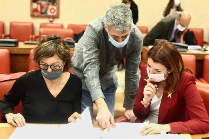 Archivo - (I-D) La diputada de ERC en el Congreso, Montserrat Bassa, el diputado de EH Bildu, Oskar Matute y la portavoz adjunta de ERC, Carolina Telechea durante una sesión de la Diputación Permanente en el Congreso de los Diputados, en Madrid (España)