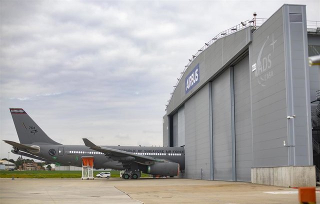 Un avión en la pista del nuevo campus de Airbus