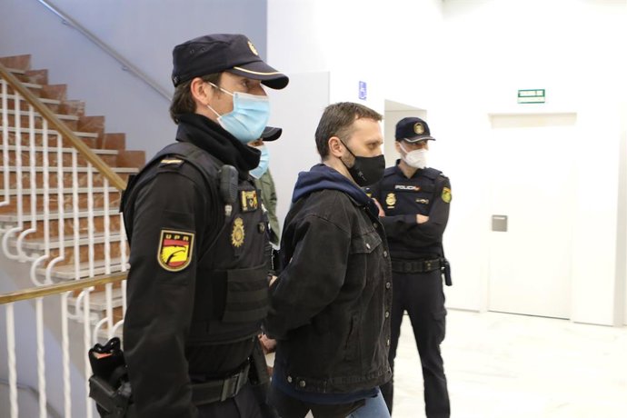 El acusado Norbert Feher, alias Igor el Ruso', a su llegada escoltado a un juicio en la Audiencia Provincial de Teruel, a 19 de abril de 2021, en Teruel, Aragón, (España). Feher acude hoy a la sexta sesión del juicio, en el que está acusado por el pres