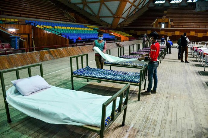 Conversión de un polideportivo en un centro para cuarentenas ante el coronavirus en India