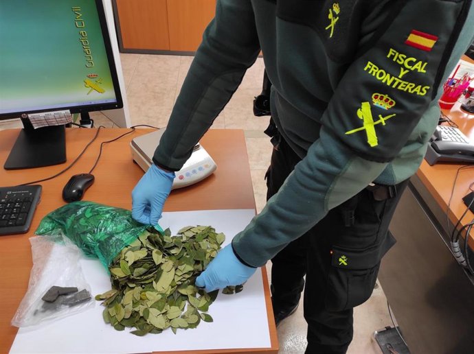 La Guardia Civil interviene en el aeropuerto de Noáin 160 gramos de hojas de coca, 32 gramos de MDMA y 40 kilos de alimentos perecederos