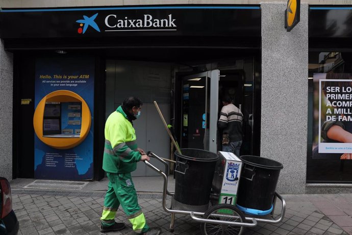 Una oficina de Caixabank en Madrid, a 22 de abril de 2021, en Madrid (España). La dirección de CaixaBank planteó hace dos días el despido de 8.291 personas (el 18% de la plantilla) y el cierre de 1.534 oficinas (el 27% de la red actual)..