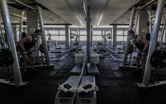 Archivo - Un hombre realiza deporte en las instalaciones de un gimnasio.