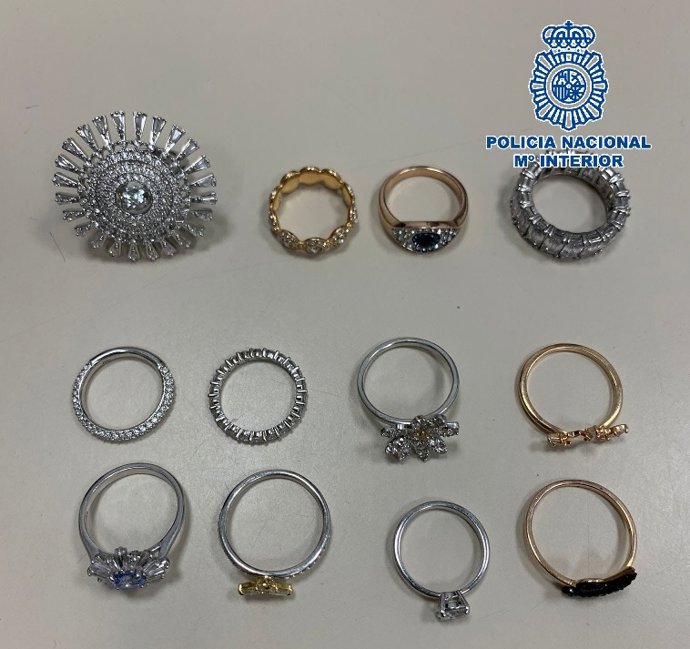 Dos detenidos por un robo con fuerza en un vehículo y los sorprende con efectos de otra sustracción