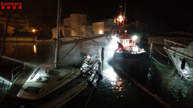 Incendi al Port de Santa Margarida a Roses (Girona).