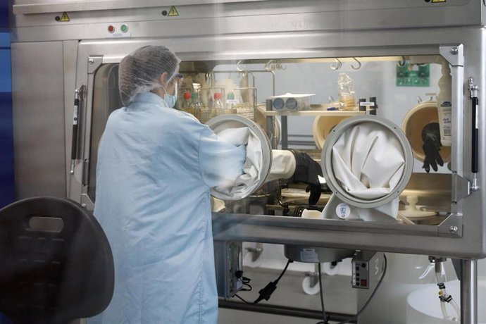 Archivo - Una trabajadora de la fábrica de Reig Jofre en el laboratorio, en Barcelona, en una imagen de archivo