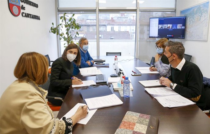 La consejera de Presidencia, Interior, Justicia y Acción Exterior, Paula Fernández Viaña, participa en la reunión de la Comisión de Coordinación de Policía Local.