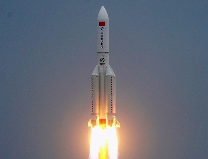 Despegue del cohete con la cápsula central de la estación espacial china