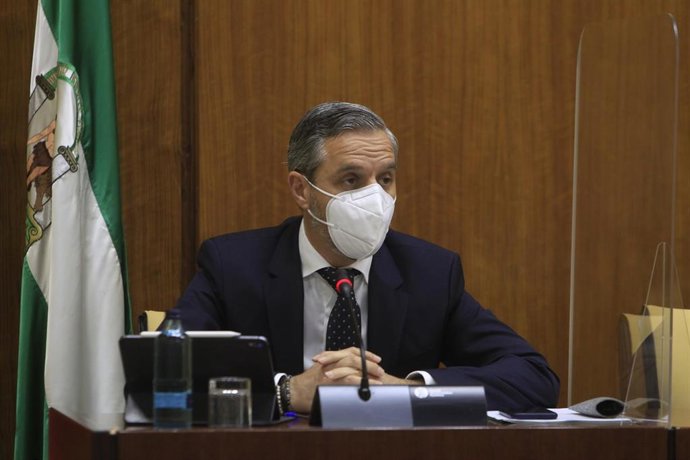 El consejero de Hacienda y Financiación Europea, Juan Bravo, en comision parlamentaria en una foto de archivo.