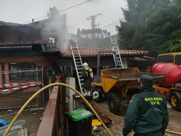 Extinción de un incendio en un garaje en Treceño