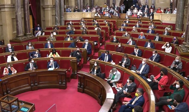 El pleno del Parlament de Catalunya de este jueves es el primero que se celebra en el hemiciclo con los 135 diputados presencialmente desde marzo de 2020.