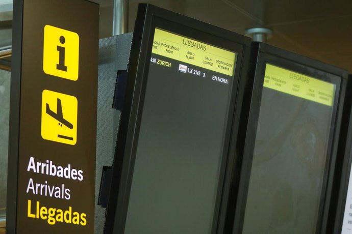 Archivo - Paneles informativos del aeropuerto de Manises