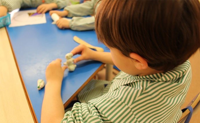 Archivo - Un niño en un colegio de Torrelodones.