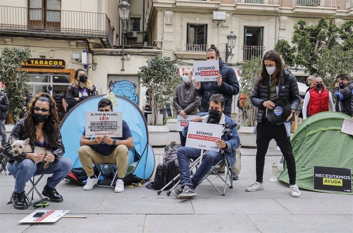 Varias personas que trabajan en el ocio nocturno con carteles durante una acampada para reclamar ayudas a la Generalitat de Valencia frente al Palau de la Generalitat 