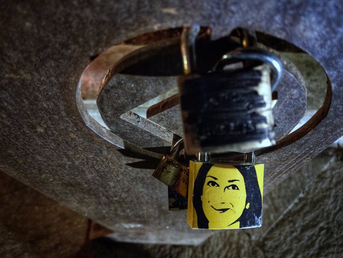 Archivo - Una imagen de Daphne Caruana Galizia en un candidato en un memorial de La Valeta