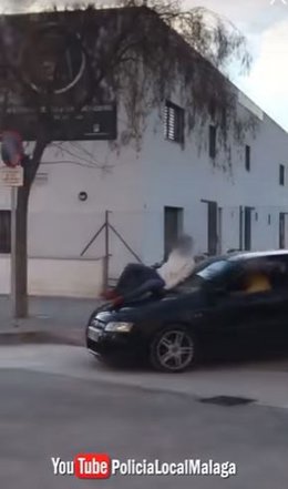 Identificado por la Policía Local de Málaga tras un vídeo en Instagram un joven que conducía con un amigo sobre el capó del coche