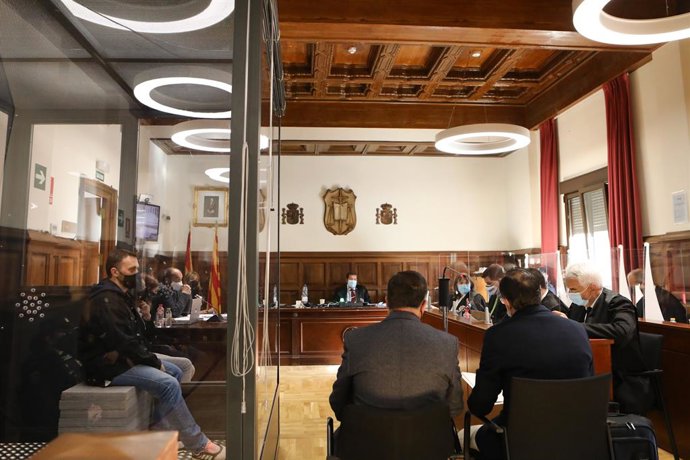 El acusado Norbert Feher, alias Igor el Ruso', escucha las declaraciones de varios agentes del Departamento de Identificación del Servicio de Criminalística de la Guardia Civil de Madrid dentro de una cabina de seguridad en un juicio en la Audiencia Pr