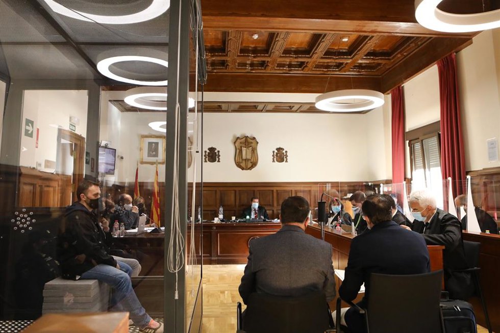 El acusado Norbert Feher, alias Igor el Ruso', escucha las declaraciones de varios agentes del Departamento de Identificación del Servicio de Criminalística de la Guardia Civil de Madrid dentro de una cabina de seguridad en un juicio en la Audiencia Pr
