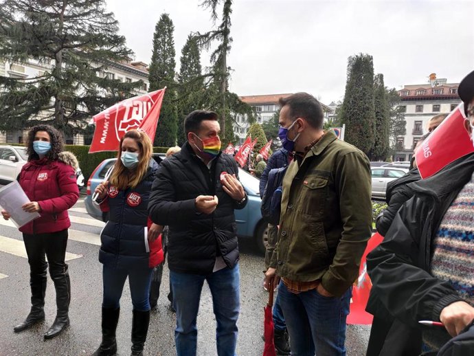 Archivo - Javier Fernández Lanero y José Manuel Zapico conversan en Oviedo.