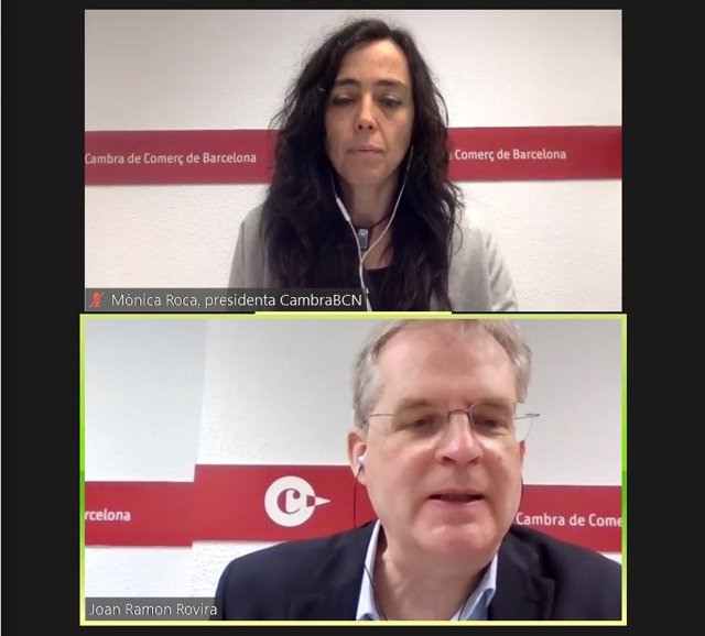 La presidenta de la Cámara de Barcelona, Mónica Roca, y el jefe del servicio de estudios de la organización, Joan Ramon Rovira, en una rueda de prensa telemática