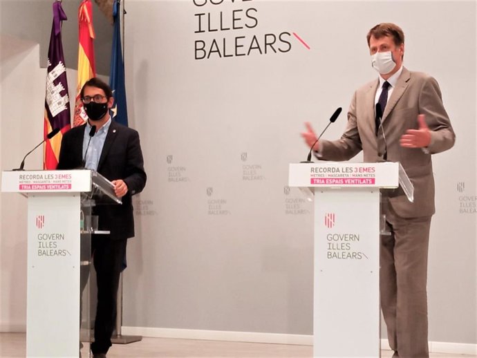 El conseller de Modelo Económico, Turismo y Trabajo, Iago Negueruela; y el embajador del Reino Unido en España, Hugh Elliot, en Consolat de Mar.